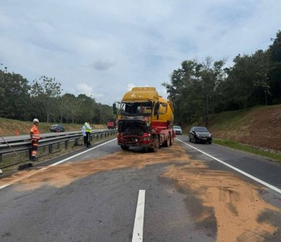 Lori bawa muatan dedak melanggar belakang bas yang membawa 10 penumpang.