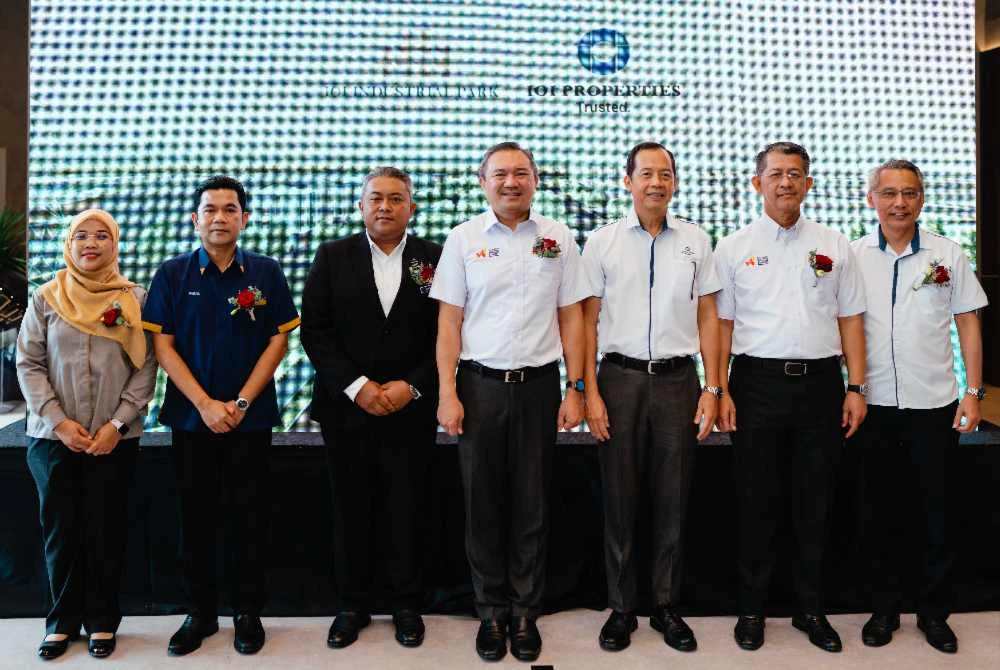 Chin Guan (tiga dari kanan) bersama Sze Han (tengah) ketika hadir perasmian taman perindustrian IOI Industrial Park @ Banting pada Isnin.