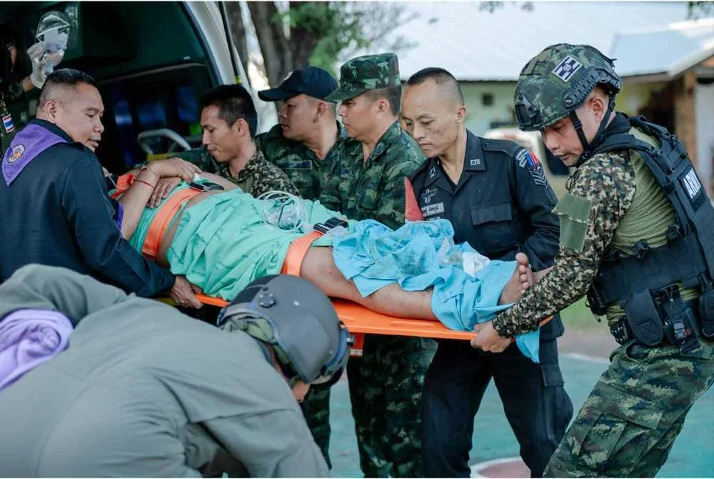 Seorang anggota tentera Thailand cedera sedang dipindahkan selepas pertempuran di sepanjang sempadan Thailand-Kamboja di wilayah Sisaket. Foto AFP