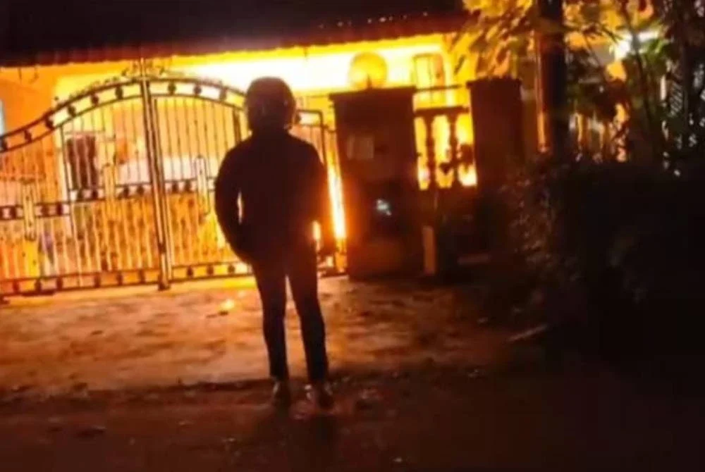 Polis giat memburu suspek yang melakukan khianat dengan api di sebuah rumah di Taman Universiti pada awal pagi Sabtu lalu.