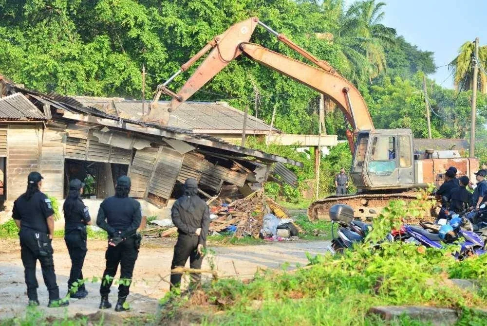 Kerja-kerja perobohan rumah penduduk di Kampung Jawa, Klang pada 2 Disember lalu.