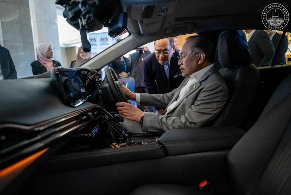 Anwar semasa majlis penyerahan kenderaan elektrik sel bahan api hidrogen Toyota Mirai di Putrajaya. Foto Pejabat Perdana Menteri.