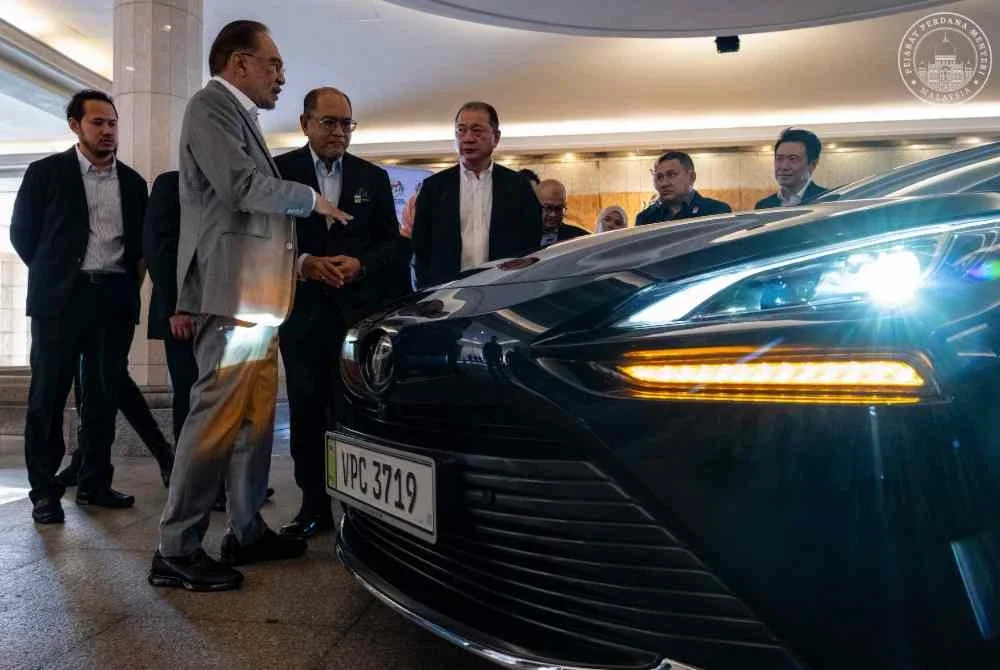 Anwar semasa majlis penyerahan kenderaan FCEV, Toyota Mirai daripada Kementerian Sains, Teknologi dan Inovasi. Foto Pejabat Perdana Menteri.