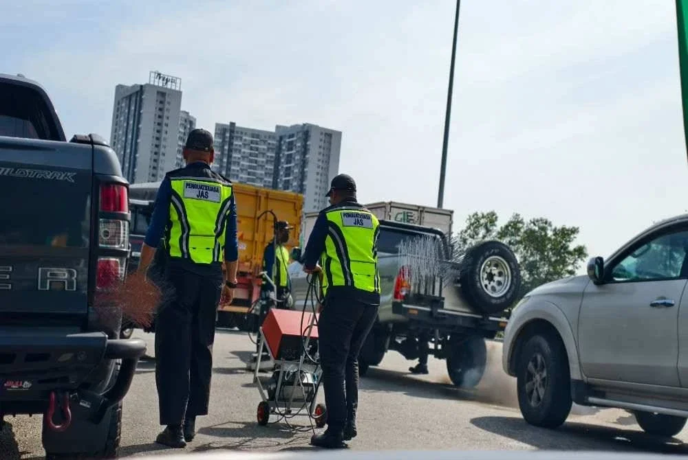 Penguat kuasa JAS menggunakan mesin meter asap untuk memastikan kandungan ketumpatan asap kenderaan mematuhi had dibenarkan.