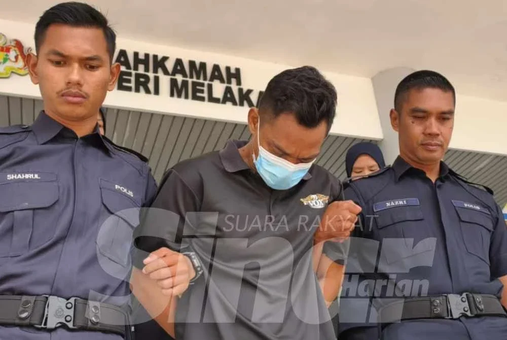 Pasangan itu dibawa keluar selepas mahkamah menjatuhkan hukuman penjara sehari serta denda pada Selasa.