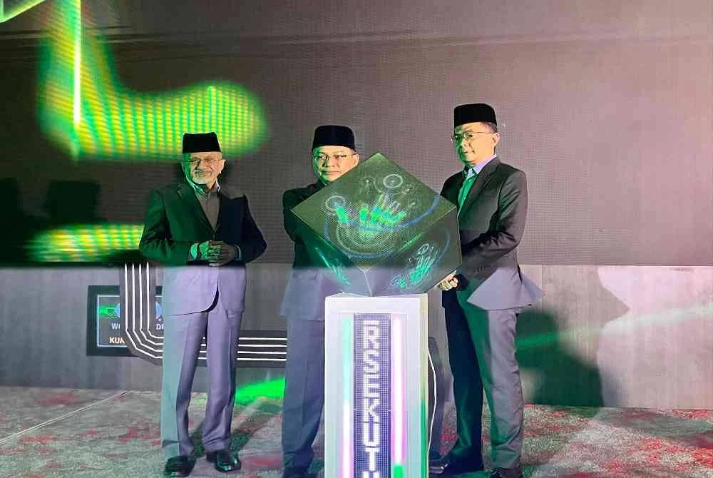 Mohd Na'im (tengah) ketika merasmikan penjenamaan semula Wakaf PPZ kepada Wakaf Wilayah Persekutuan di WTC, pada Selasa.