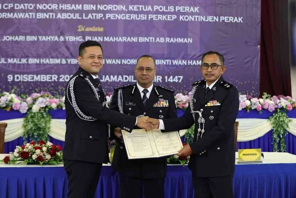 Noor Hisam (tengah) menyaksikan serah terima tugas jawatan Ketua Polis Daerah Ipoh antara Johari (kiri) dan Abdul Malik di Kompleks Perumahan PDRM Tapah, pada Selasa.