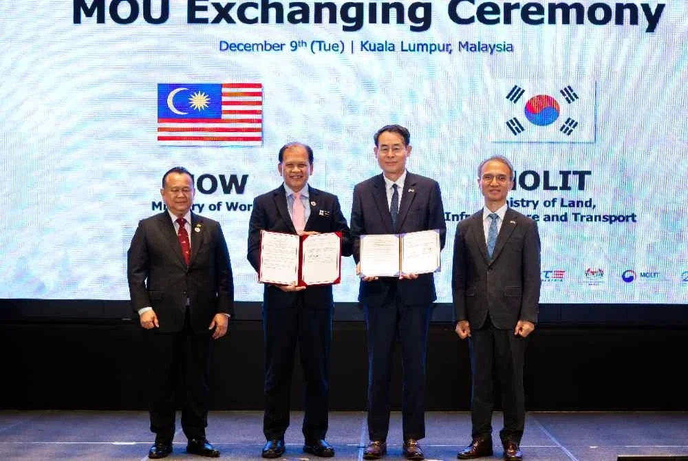 Alexander (kiri) menyaksikan pertukaran dokumen perjanjian antara Setiausaha Agung Kementerian Kerja Raya, Datuk Seri Azman Ibrahim (dua, kiri) dan Timbalan Menteri Tanah, Infrastruktur dan Pengangkutan Republik Korea, Kang Hee-up (dua, kanan) semasa majlis perasmian Malaysia-Korea ITS Roadshow 2025. Foto Bernama