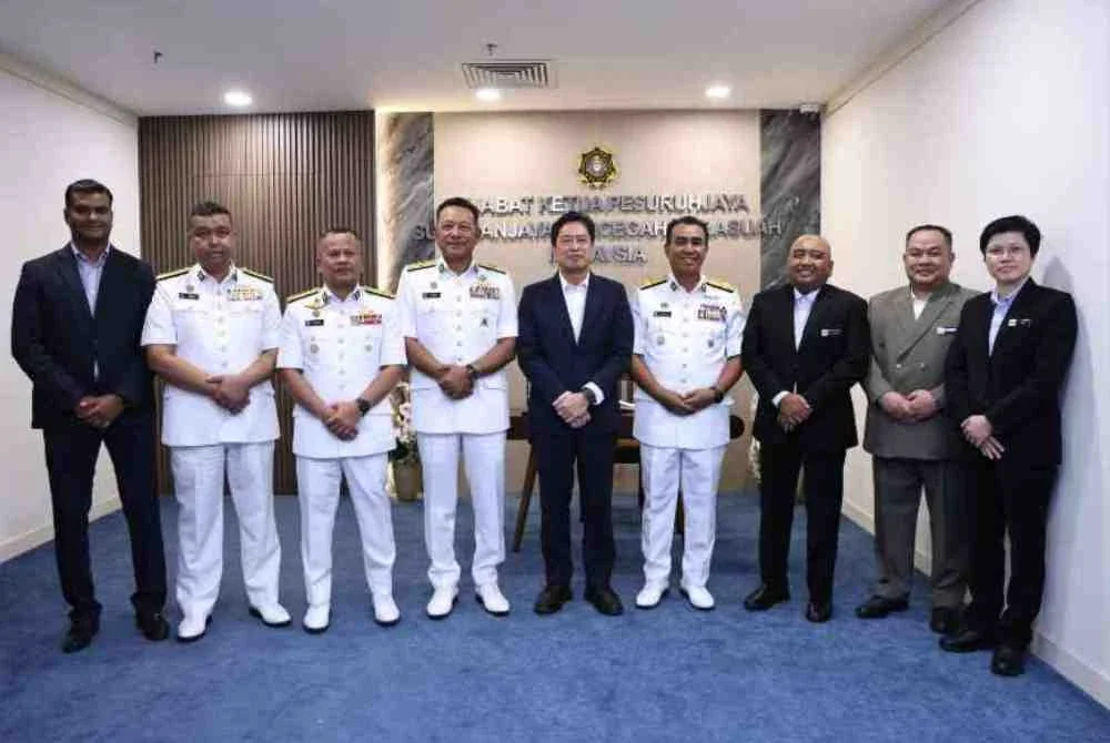 Azam (tengah) menerima kunjungan hormat Maritim Malaysia pada Selasa. Foto: SPRM