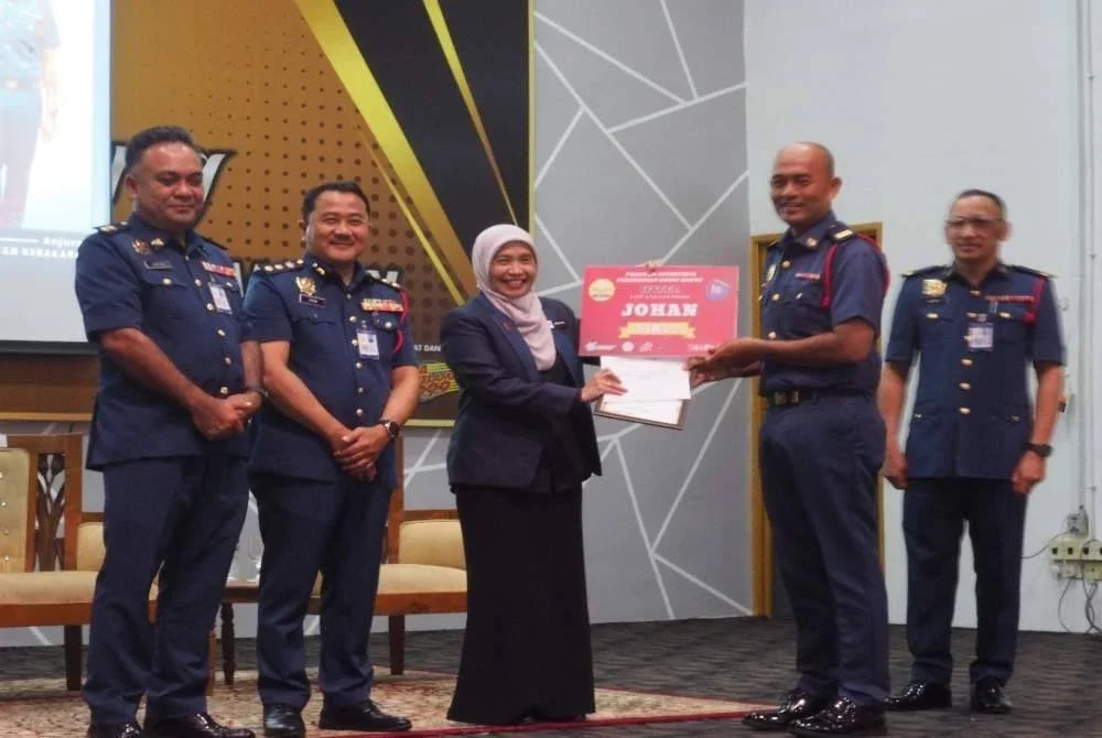 Mohd Lokman (dua dari kanan) dinobat Johan Pertandingan Cabaran Penurunan Berat Badan kategori Obes ke Overweight.