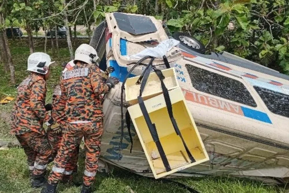 Sebuah ambulans terbabas dan meragut nyawa pemandunya pada Selasa. Foto: JBPM