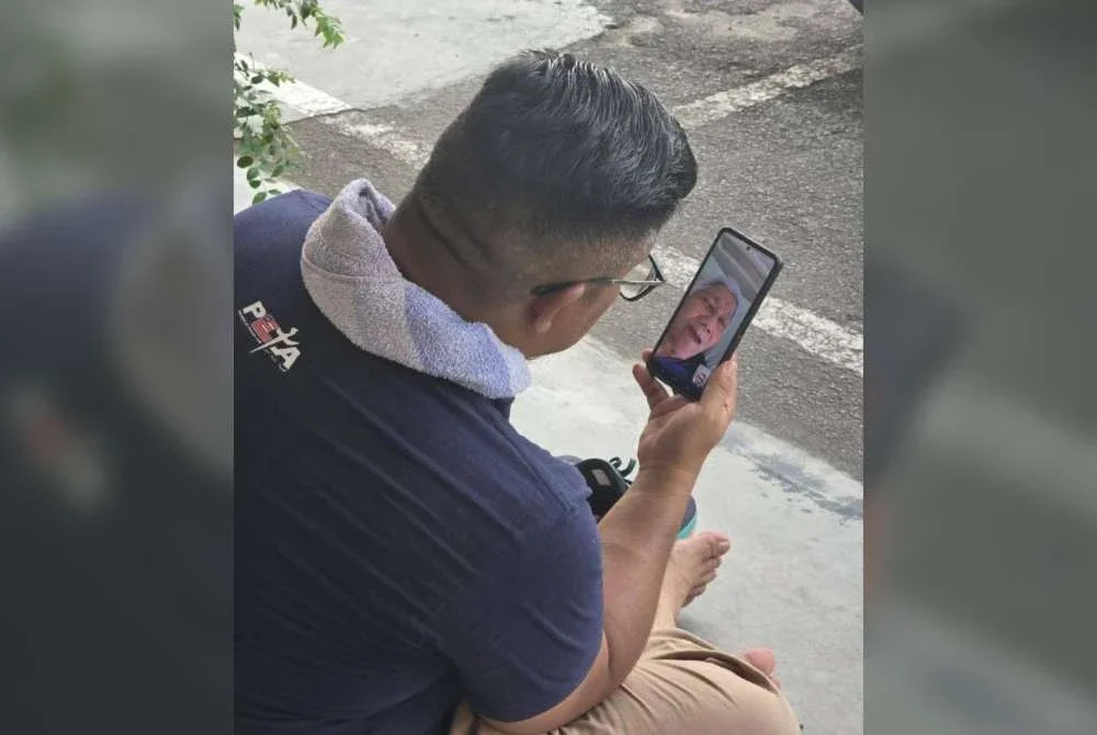 Chegubard menghubungi ibunya yang kini dimasukkan ke hospital atas masalah kesihatan.