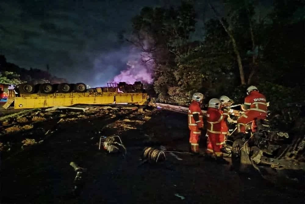 Seorang lelaki maut dalam satu kemalangan membabitkan pacuan empat roda dan treler muatan besi di Jalan Kuantan Bypass pada pagi Selasa. - Foto Bomba Pahang.