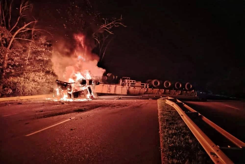 Keadaan kenderaan pacuan empat roda dan treler muatan besi yang terlibat dalam kemalangan awal pagi Selasa. - Foto Bomba Pahang.