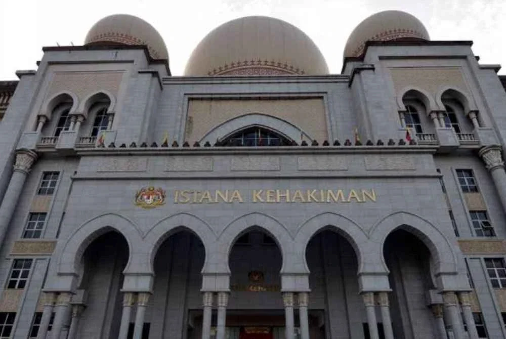 Mahkamah Rayuan hari ini membebaskan bekas penebar roti canai daripada pertuduhan membunuh seorang anggota polis bantuan wanita di sebuah pangsapuri di Damansara Damai, enam tahun lepas.