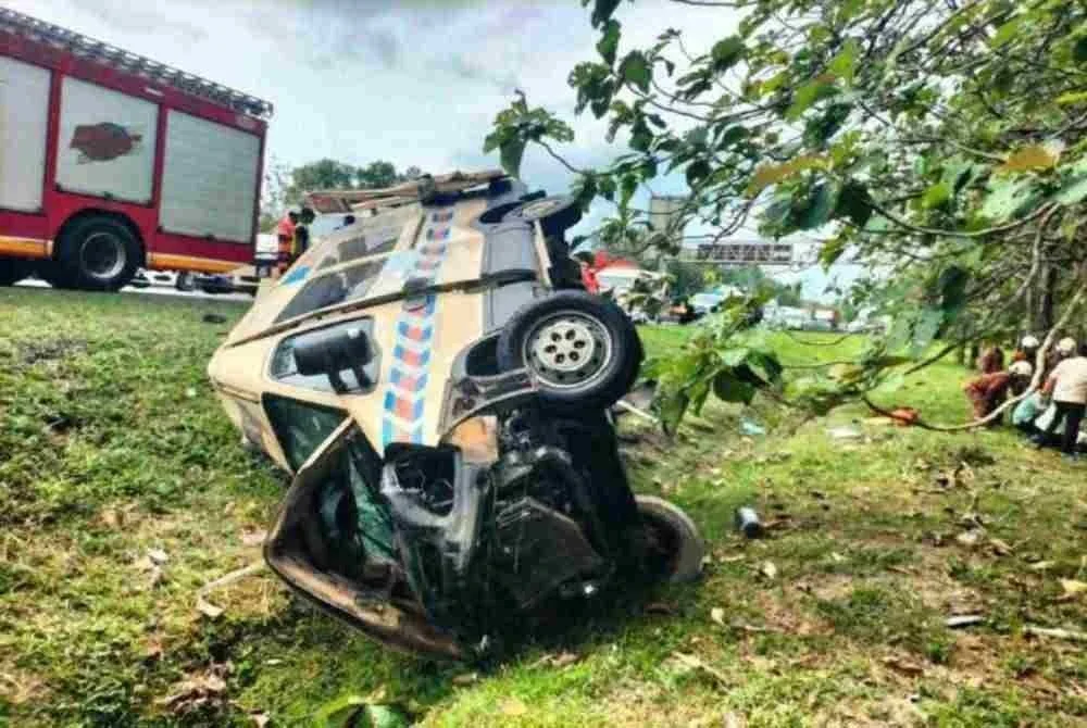 Nahas membabitkan sebuah ambulans di Kilometer 58.9, Lebuhraya Utara-Selatan, arah selatan pada Selasa.- Foto IPD Kluang