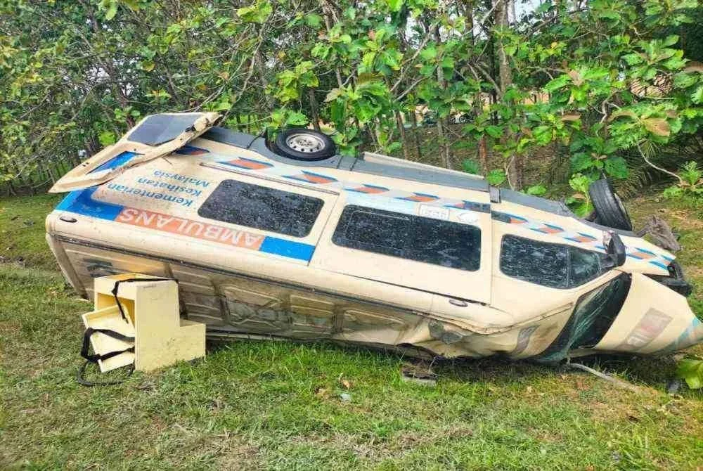 Nahas membabitkan sebuah ambulans di Kilometer 58.9, Lebuhraya Utara-Selatan, arah selatan pada Selasa. - Foto IPD Kluang