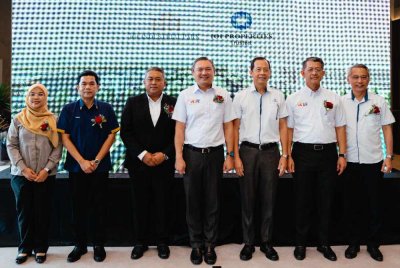 Chin Guan (tiga dari kanan) bersama Sze Han (tengah) ketika hadir perasmian taman perindustrian IOI Industrial Park @ Banting pada Isnin.