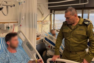 Tentera Israel yang sakit menerima kunjungan Angkatan Tentera Israel di hospital. Foto Agensi