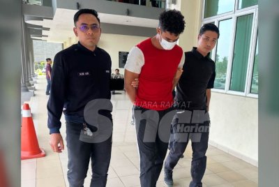 Muhammad Yushakimi (tengah) dibawa ke Mahkamah Sesyen Pasir Mas untuk menghadapi pertuduhan pada Selasa. Foto: ADILA SHARINNI WAHID