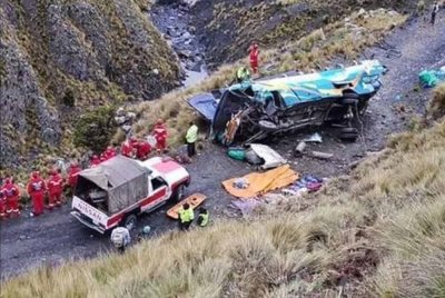 Lapan orang maut termasuk kanak-kanak dalam kemalangan bas di Jalan Yungas, La Paz. Foto X/Noticias SIN