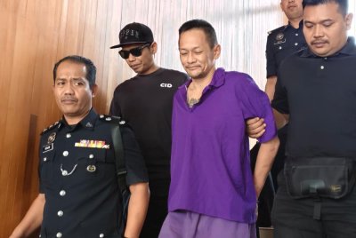 Chee Ming (tengah) dihadapkan ke Mahkamah Majistret Seri Manjung pada Selasa atas tuduhan membunuh seorang warga emas bulan lalu.