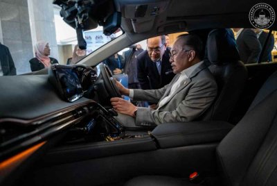 Anwar semasa majlis penyerahan kenderaan elektrik sel bahan api hidrogen Toyota Mirai di Putrajaya. Foto Pejabat Perdana Menteri.
