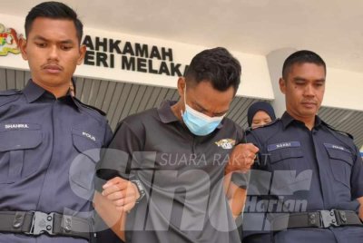 Pasangan itu dibawa keluar selepas mahkamah menjatuhkan hukuman penjara sehari serta denda pada Selasa.