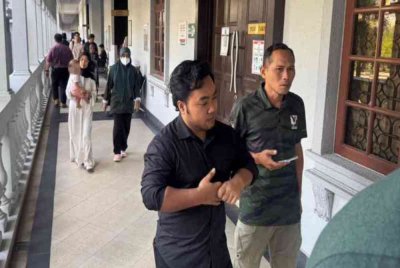 Nur Nina Farisha (kiri) yang memakai baju berwarna putih dan Mohamad Zulaiman (dua dari kanan) mengenakan kemeja hitam hadir ke Mahkamah Sesyen Kuala Lumpur pada Selasa.