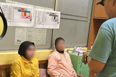 Kedua-dua wanita warga Filipina berkenaan ditahan pada Isnin. - Foto JPN Johor