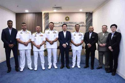 Azam (tengah) menerima kunjungan hormat Maritim Malaysia pada Selasa. Foto: SPRM