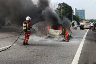 Anggota bomba memadamkan kebakaran melibatkan sebuah kereta jenis Perodua Myvi di Lebuhraya Link Kedua pada Selasa. Foto: BBP Iskandar Puteri