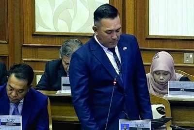 Mohd Sharim ketika sesi perbahasan pada Persidangan DUN di Wisma Sri Pahang pada Selasa.