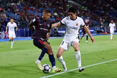 Jairo De Macedo (kiri) diasak oleh pemain Shanghai Port FC, Wei Zhen (kanan) pada Liga ACLE di Stadium Sultan Ibrahim pada Selasa. - Foto Bernama