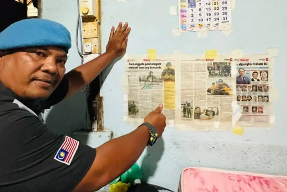 Rosli melihat keratan akhbar Sinar Harian mengenai dirinya yang disimpan oleh Abu Bakar.