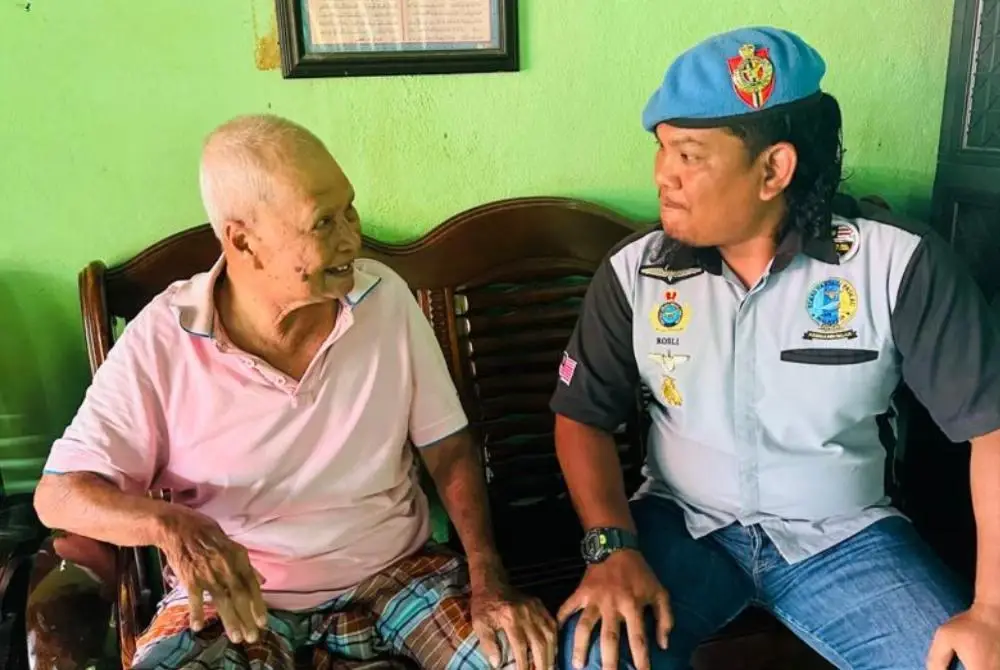Rosli (kanan) bertemu dengan Abu Bakar di rumah veteran tentera itu di Kampung Mergong Hilir, Alor Setar baru-baru ini.