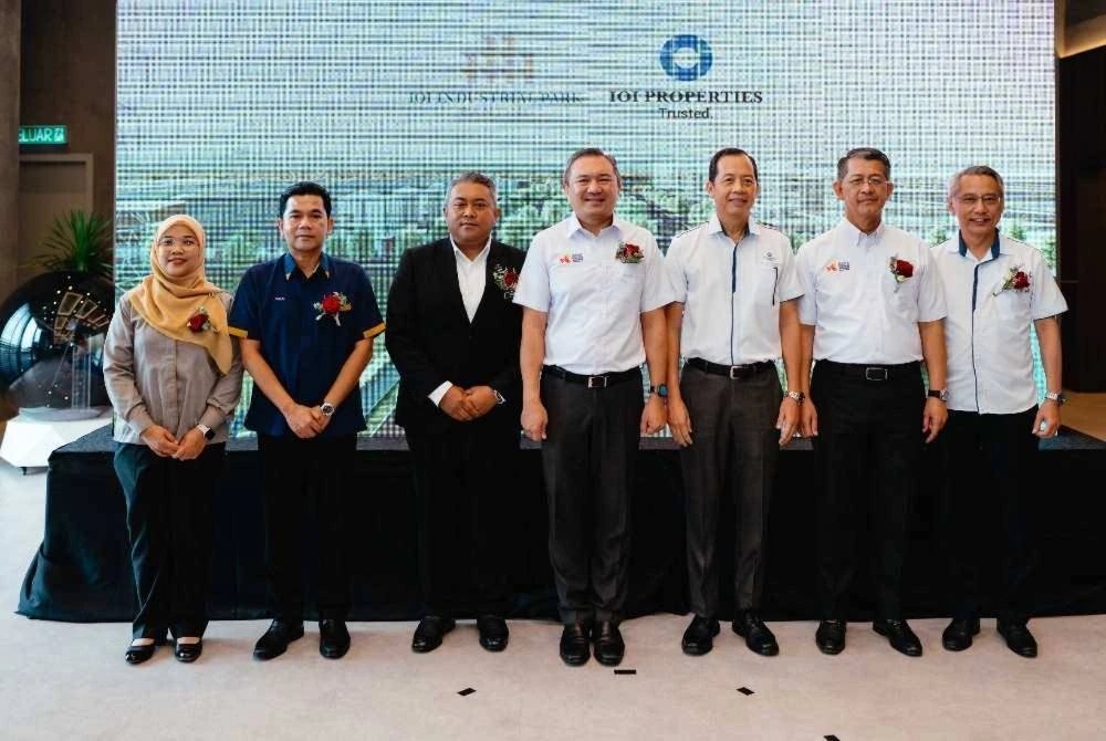Chin Guan (tiga dari kanan) bersama Sze Han (tengah) ketika hadir perasmian taman perindustrian IOI Industrial Park @ Banting pada Isnin.