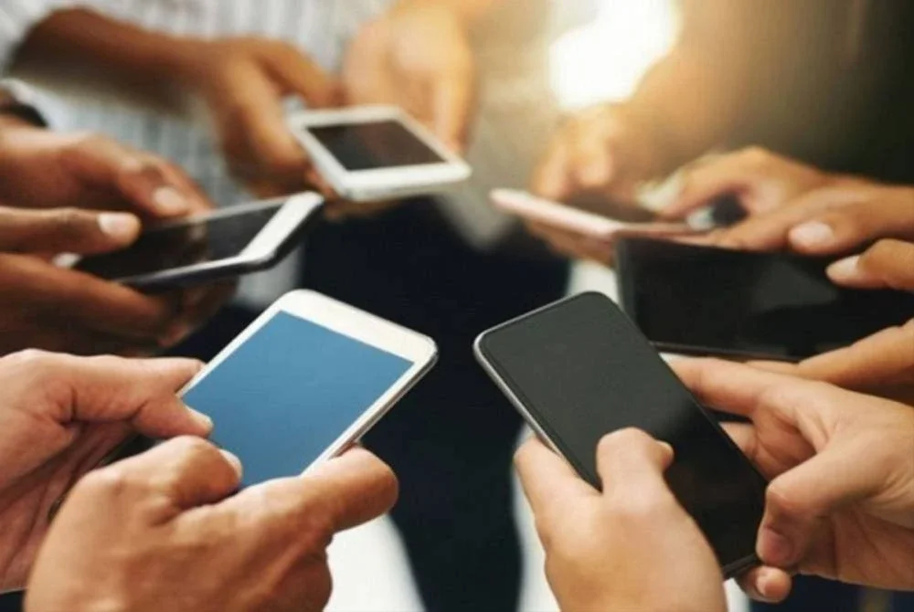 Dunia generasi muda kini dikelilingi gajet-gajet terkini dan permainan dalam talian.Gambar hiasan. 