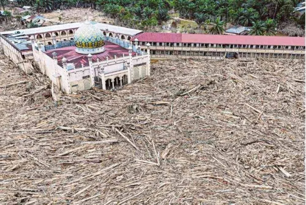 Keadaan masjid dan sekolah asrama di kawasan terjejas banjir di Karang Baru, Aceh Tamiang. Foto Reuters.