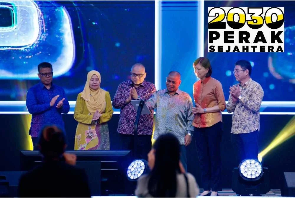 Saarani (empat dari kiri) menyempurnakan Peluncuran Dashboard Hartanah@Perak di Pusat Konvensyen Casuarina, Ipoh 3 Disember lalu. 