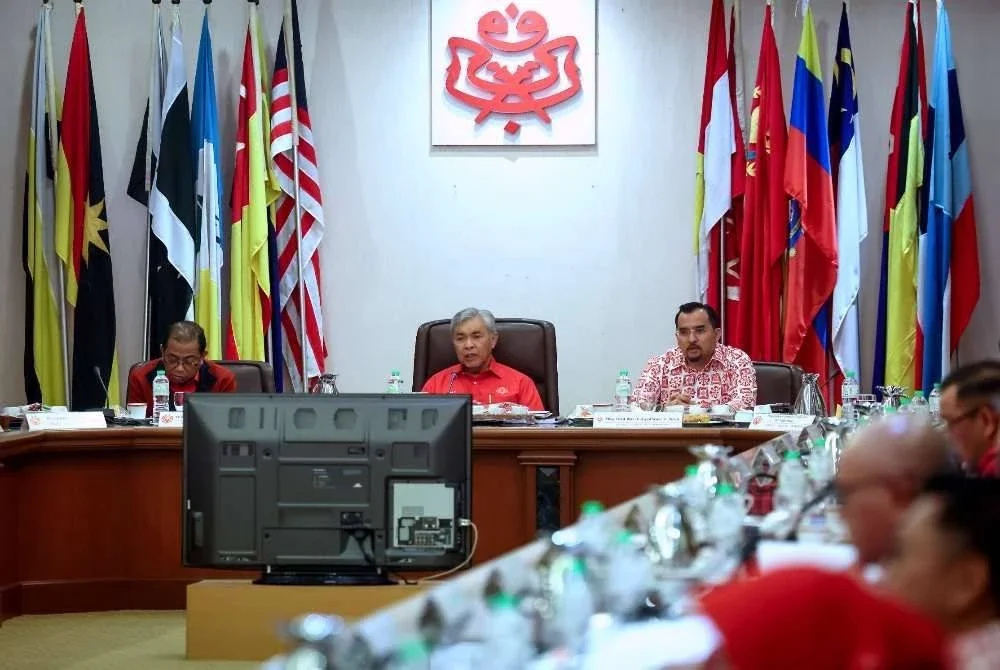 Presiden UMNO, Datuk Seri Dr Ahmad Zahid Hamidi (tengah) bersama barisan MKT UMNO memulakan mesyuarat dengan majlis tahlil bagi mengenang Allahyarham Datuk Seri Bung Moktar Radin di Menara Dato’ Onn, Pusat Dagangan Dunia Kuala Lumpur (WTCKL) malam Selasa. Foto Bernama