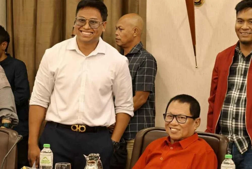 Mohd Puad (duduk kanan) ketika menghadiri Mesyuarat Kerja Tertinggi UMNO pada malam Selasa. - Foto FB Puad Zarkashi