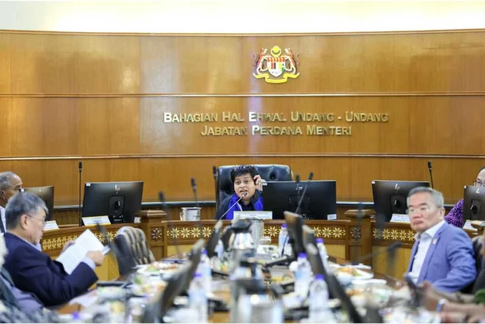 Azalina ketika mempengerusikan mesyuarat inisiatif pengasingan peranan peguam negara dan pendakwa raya.