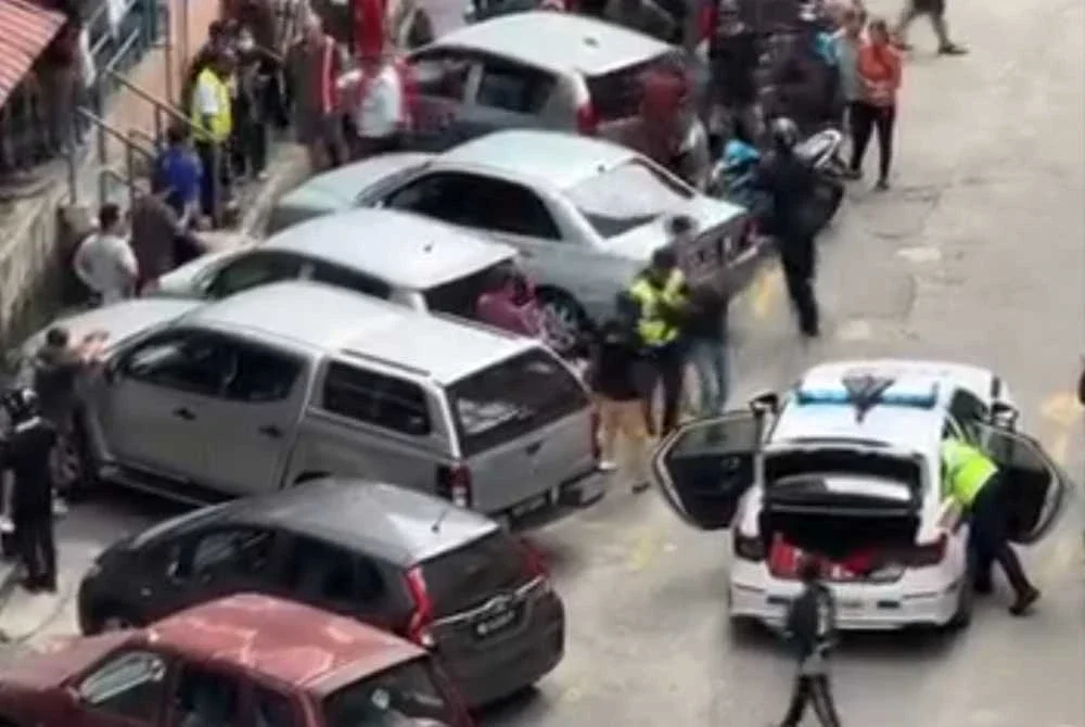 Rakaman video tular yang memaparkan anggota polis menahan seorang lelaki warga asing pada Selasa.