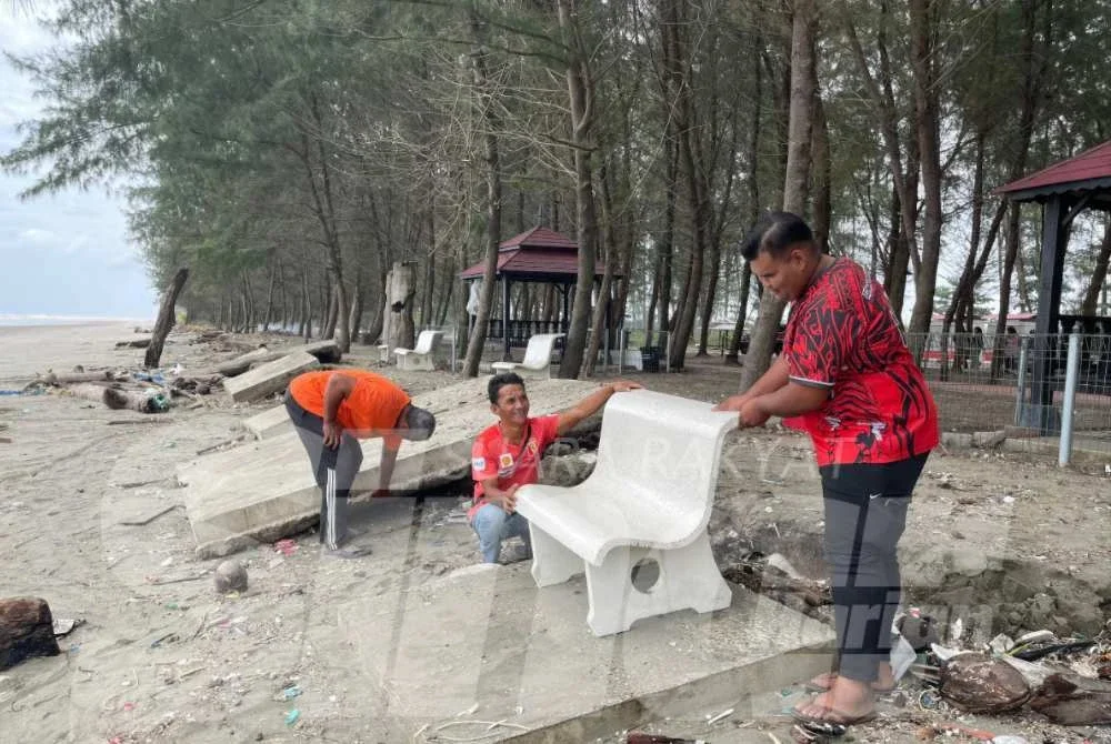 Pengunjung membantu mengalihkan kerusi yang berada di atas konkrit runtuh. - Foto:SINAR HARIAN/ADILA SHARINNI WAHID

