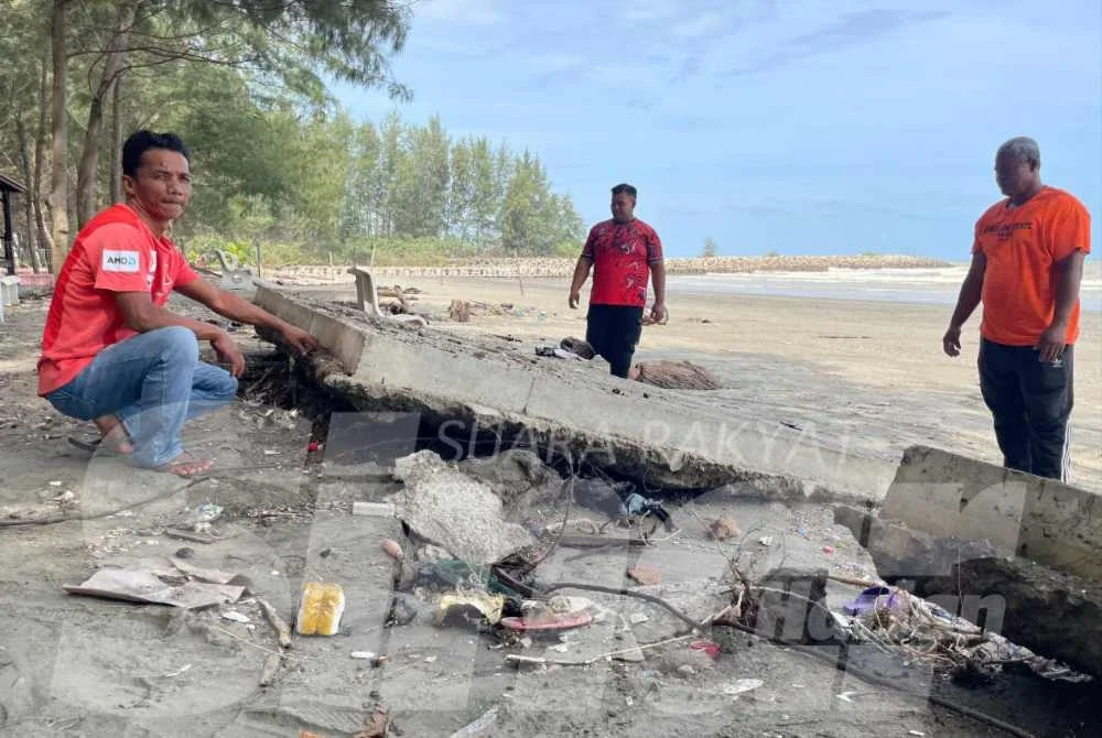 Lantai konkrit yang menempatkan kerusi di pantai rosak akibat air pasang. - Foto:SINAR HARIAN/ADILA SHARINNI WAHID 