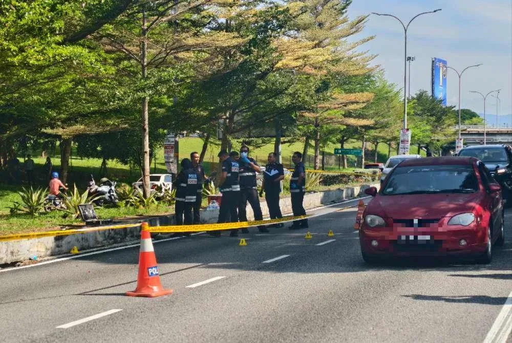 Pasukan forensik polis sedang menjalankan siasatan di lokasi kejadian