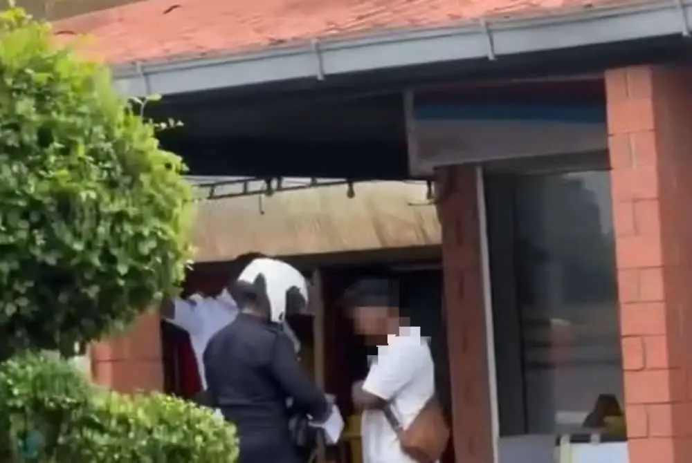 Suspek ditahan polis selepas didapati tersalah masuk tandas wanita di Terminal Bas Kulai. - Foto tular