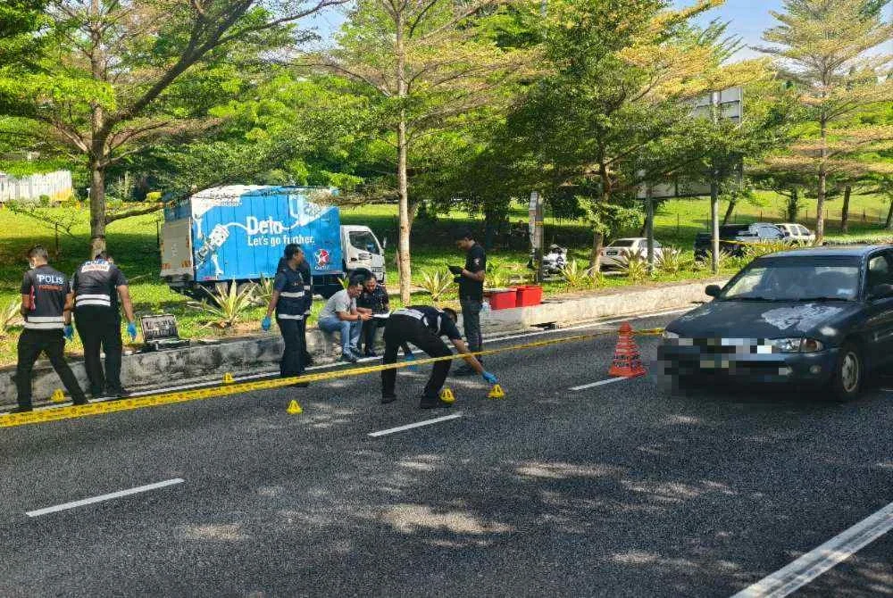 Dua lelaki cedera dipercayai ditembak dari dalam sebuah kereta di Jalan Rasah menghala ke Plaza Tol Port Dickson pagi Rabu.