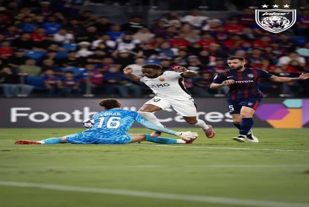 Penyerang Shanghai Port FC, Mathaeus Vital hampir menjaringkan gol pada aksi ACLE di Stadium Sultan Ibrahim, Iskandar Puteri pada Selasa. - foto Johor Southern Tigers